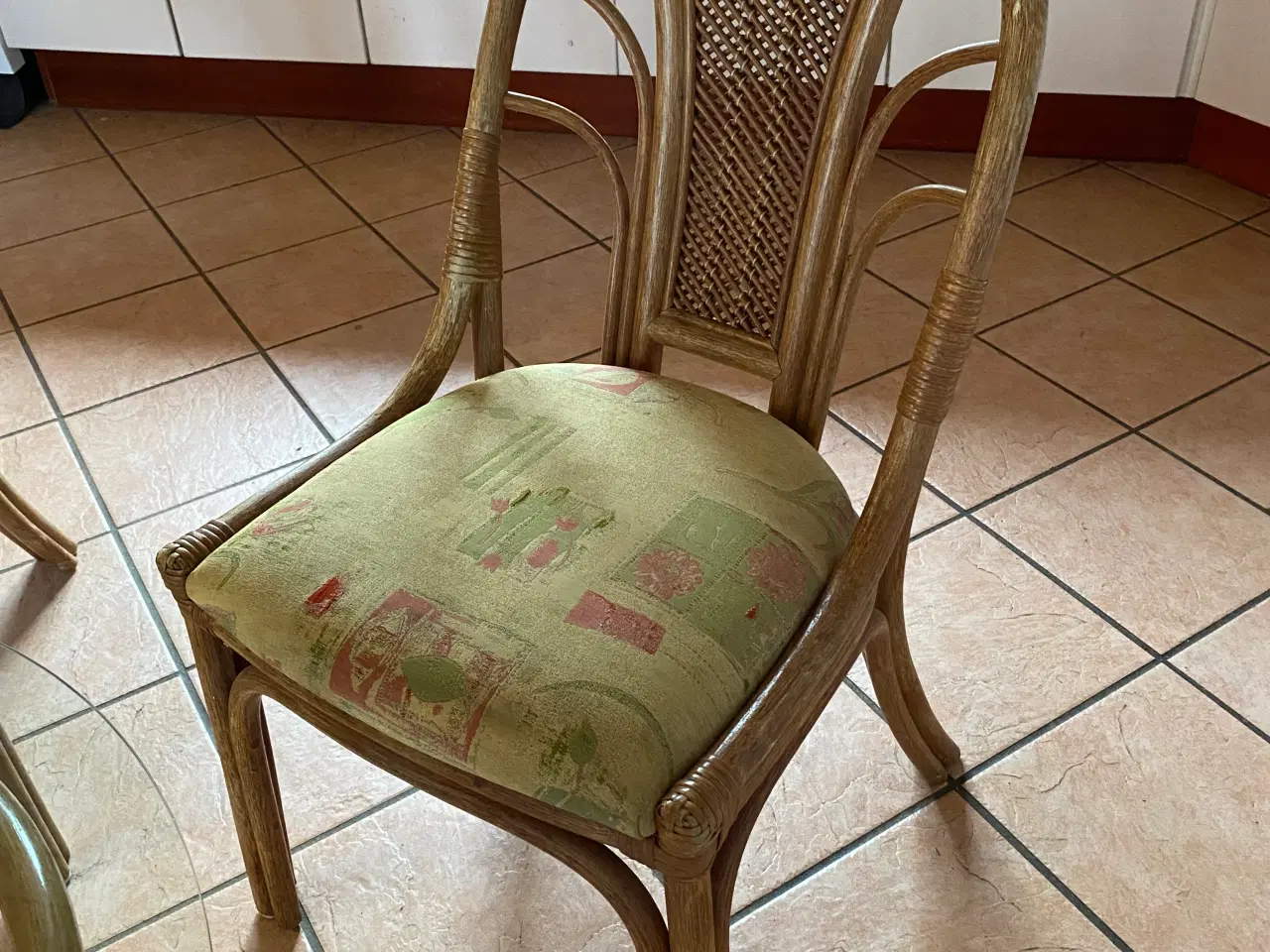 Billede 2 - 2 stk bambus stole med rund bord med glasplade