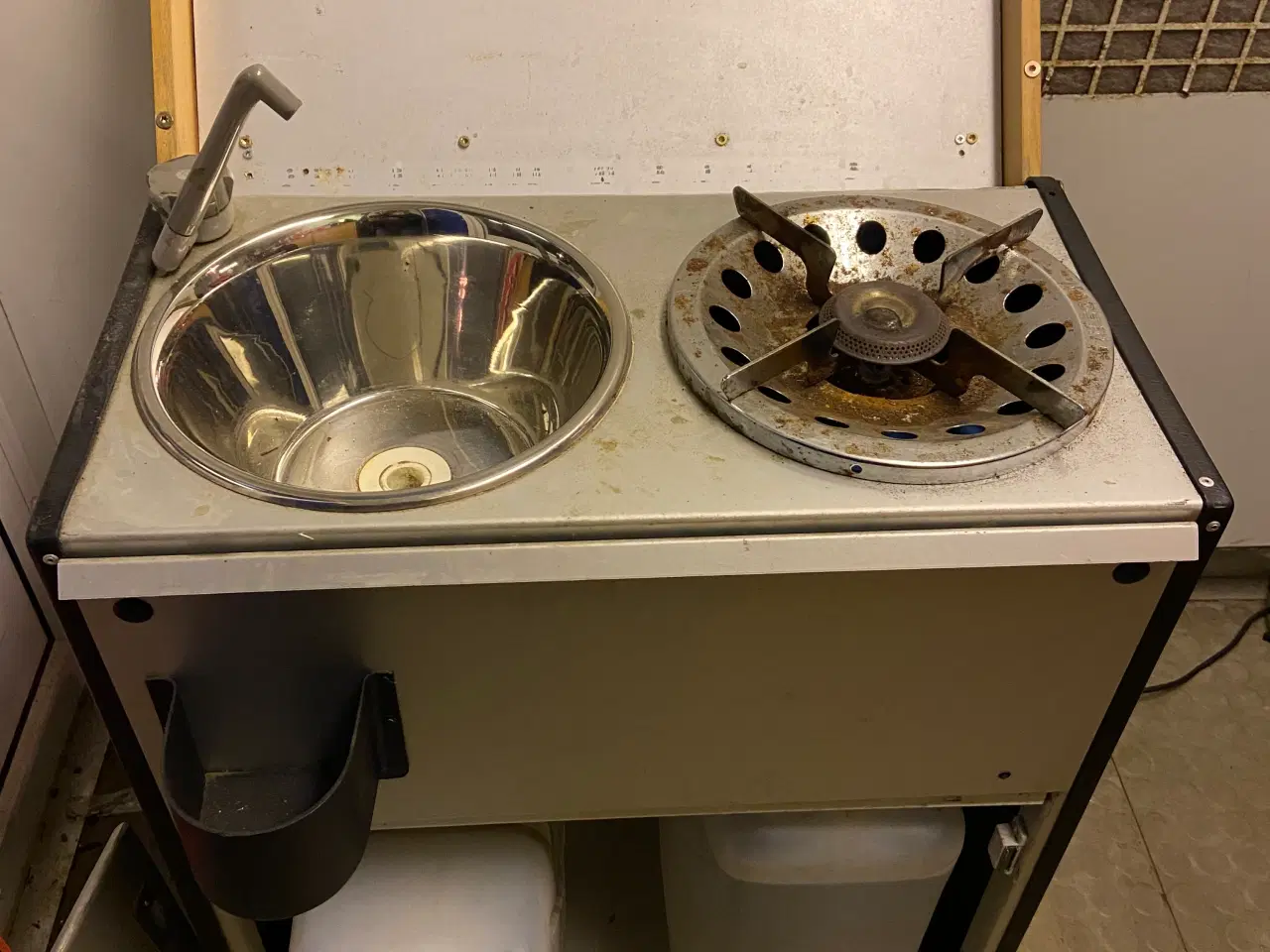 Billede 8 - Gasblus. Håndvask med vandpumpe. Gasblus m. flaske