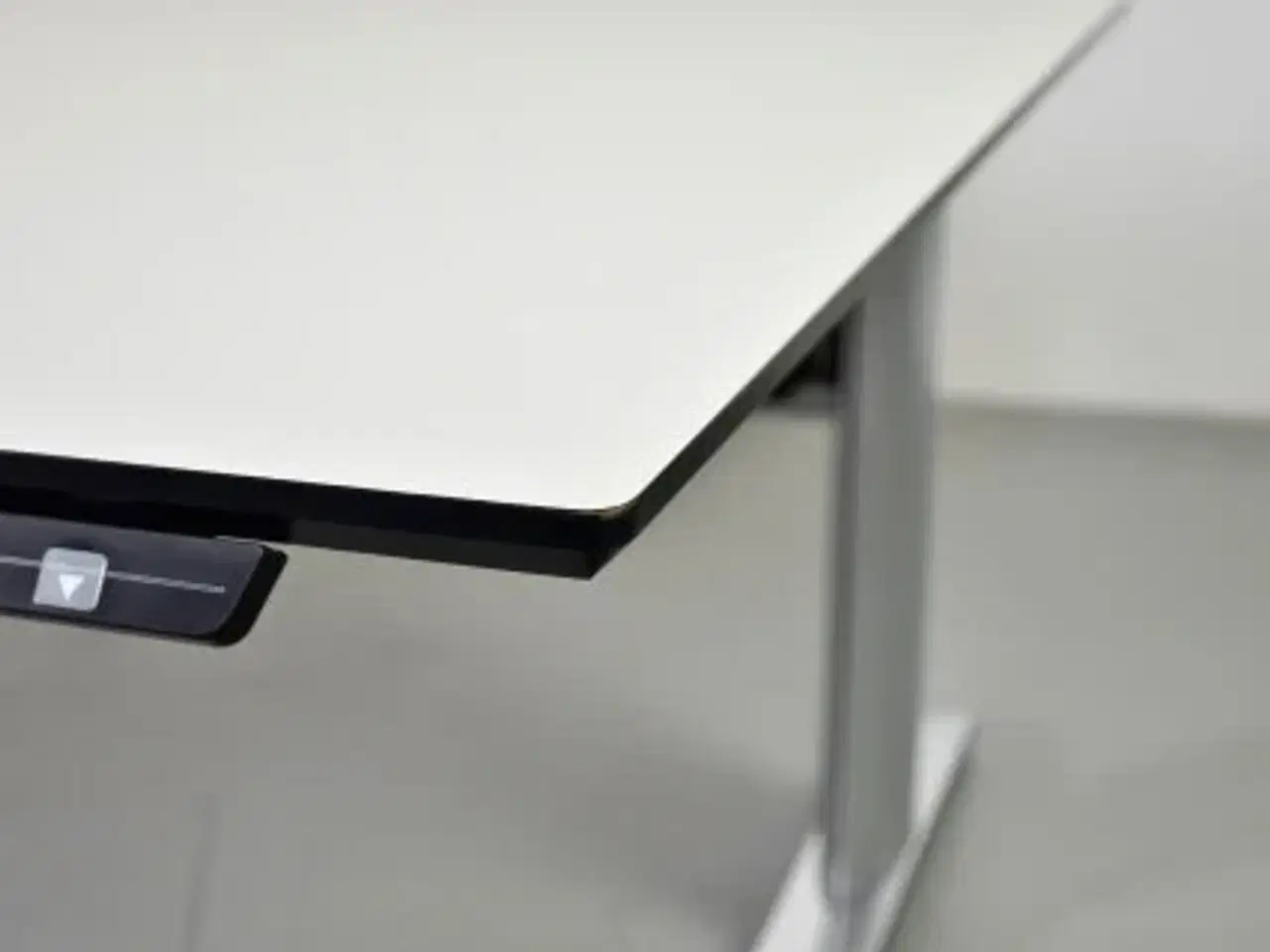 Billede 5 - Hæve-/sænkebord med hvid plade med mavebue, 200 cm.