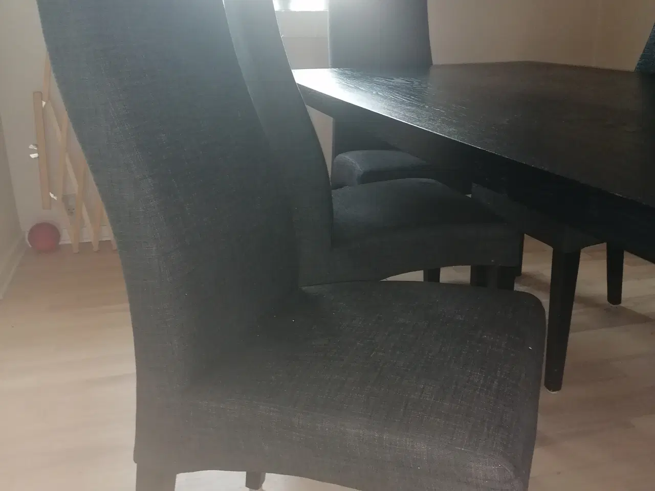 Billede 2 - Sort Spisebord med 6 stole 