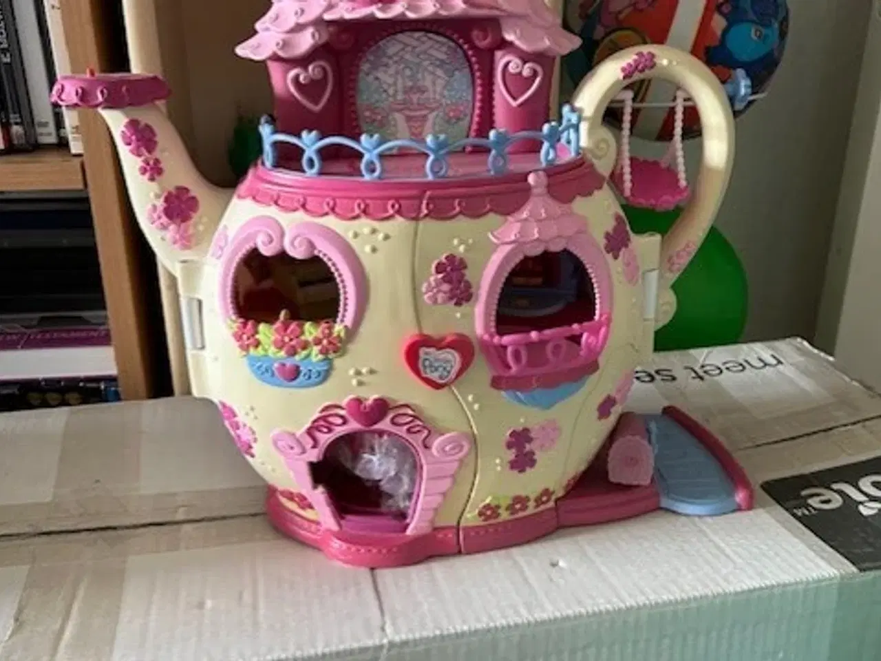 Billede 1 - My Little Pony dukkehus incl. indhold