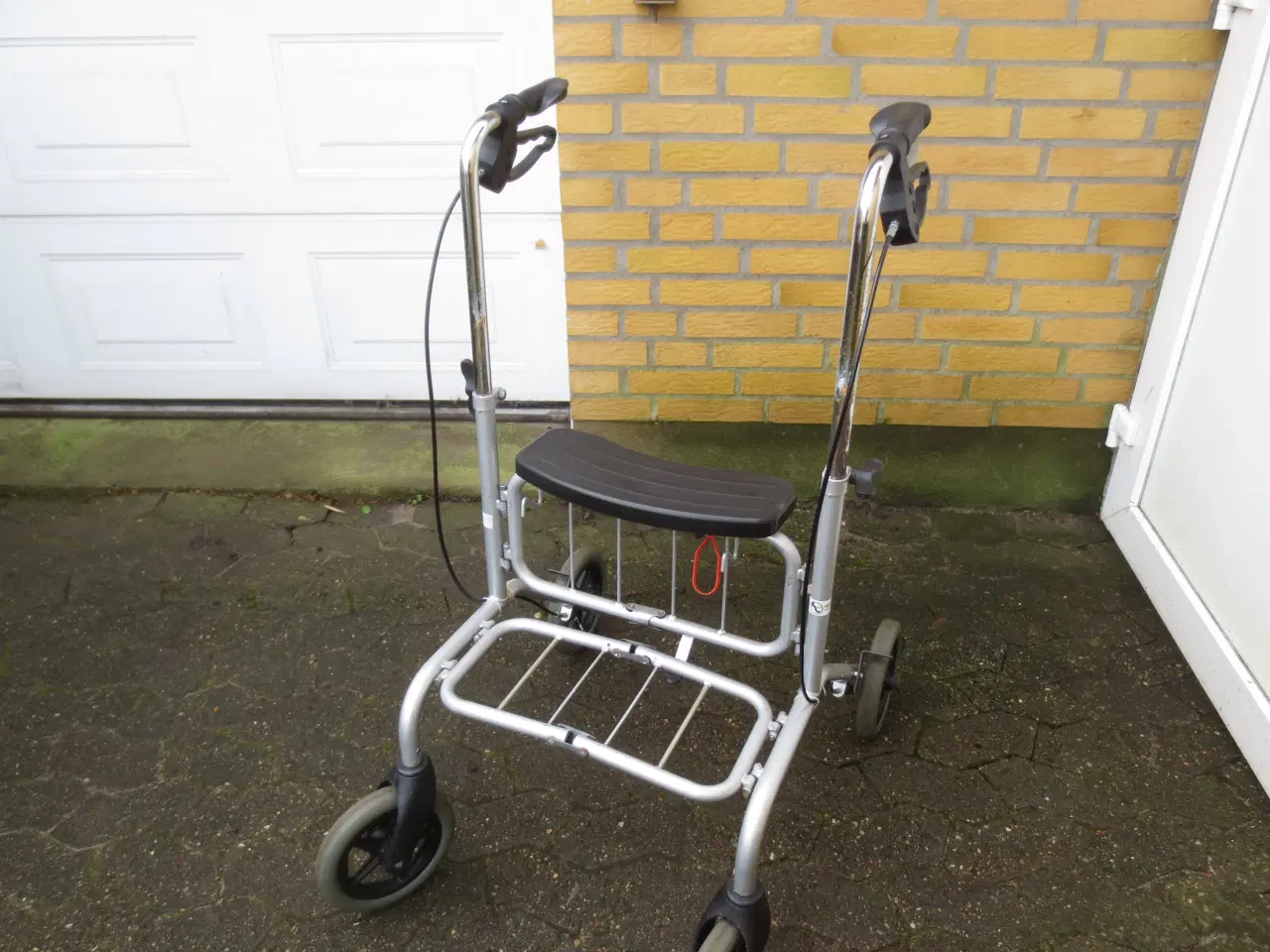 Billede 2 - 1 stk Rollator der kan foldes sammen 