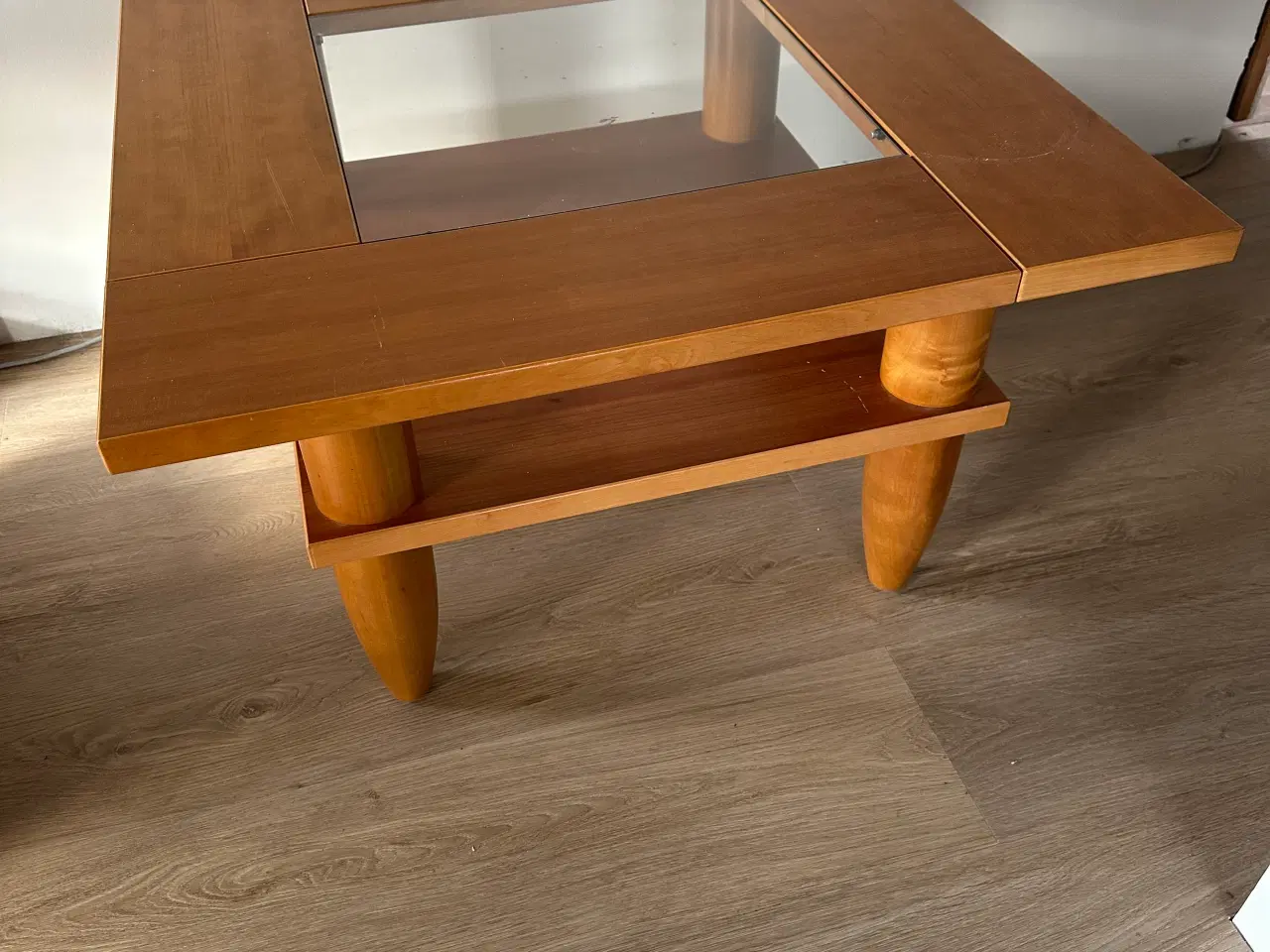 Billede 3 - Sofabord med  klar glasplade og hylde 