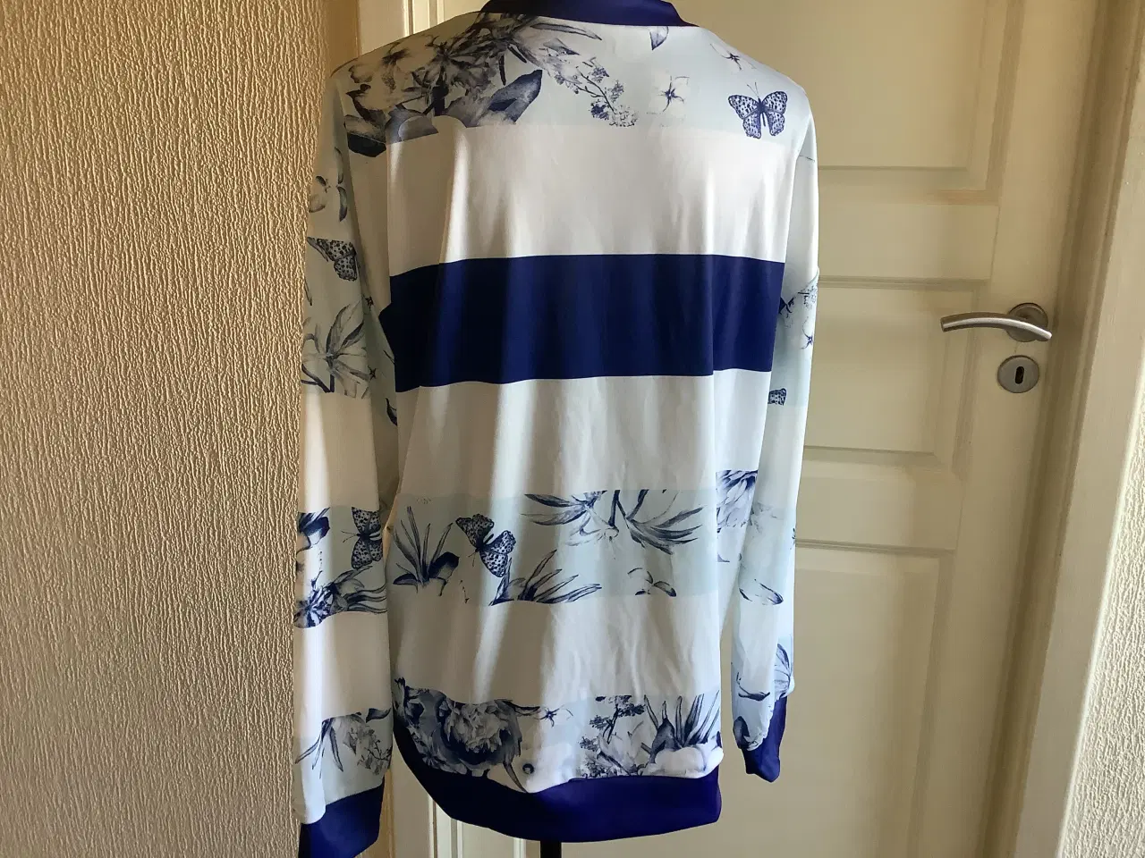 Billede 4 - Helt ny lækker og blød sweatshirt str. L