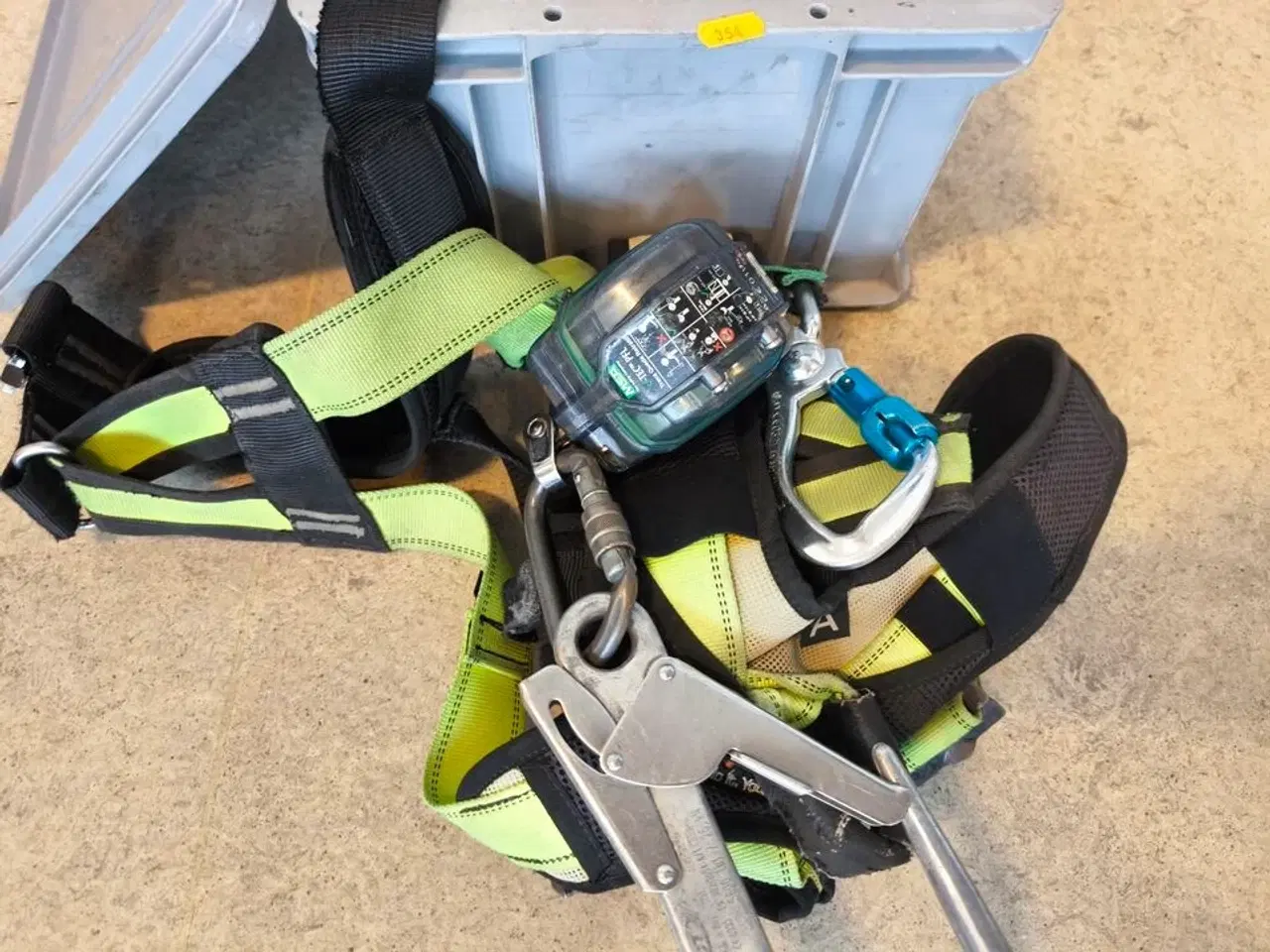 Billede 3 - Kasse m. sikringsgrej samt div.