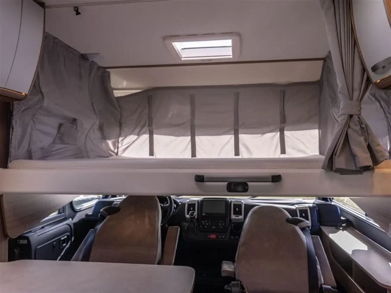 Billede 26 - 2021 - Carado I 338 Aut.   Topudstyret Helintegreret Carado med automatgear