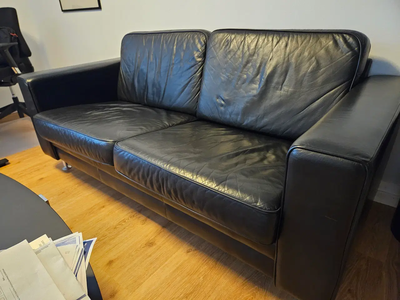 Billede 2 - Sofa, 2 pers. Sort blødt læder