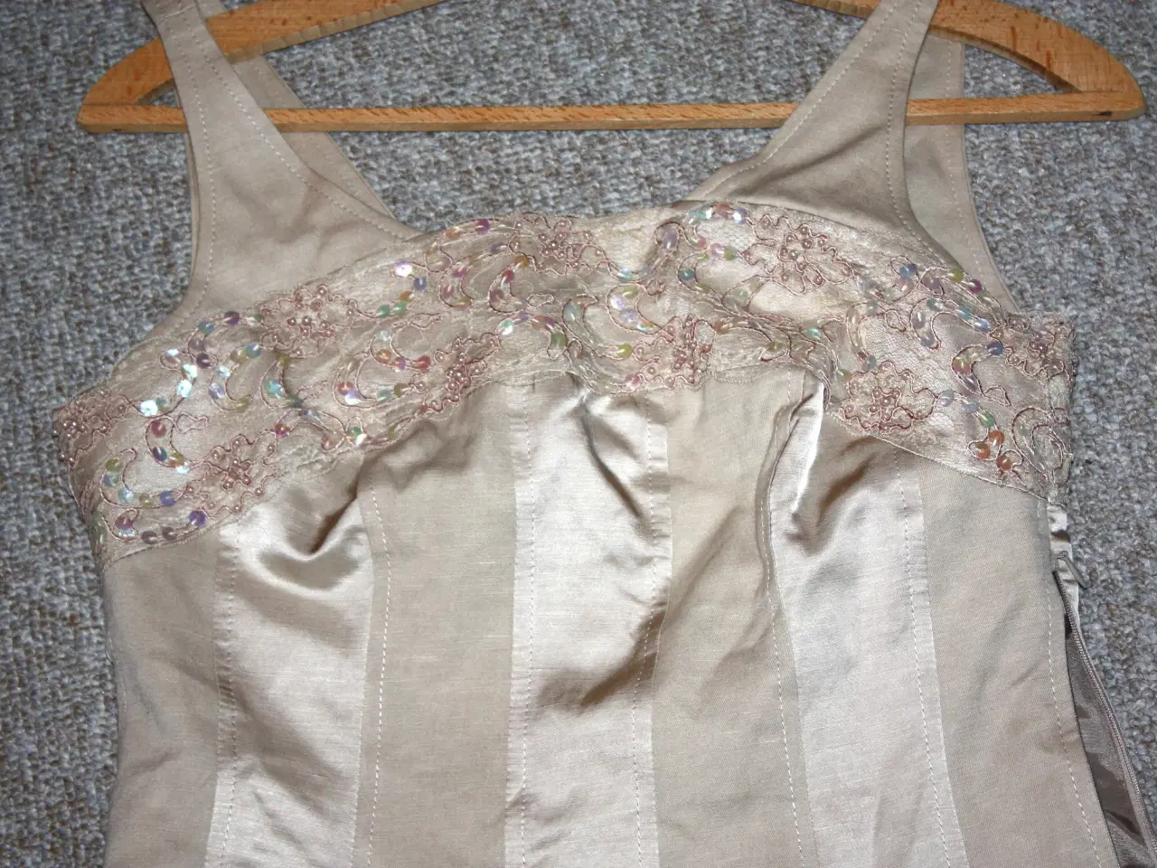 Billede 2 - Fin Creton top med perleapplikationer str. 36