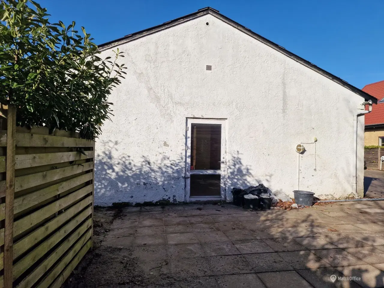 Billede 14 - 3 lejemål til lager. showroom, behandling, kontor m.m. Biladgang til lager –Skiltemulighed mod Grønnevej