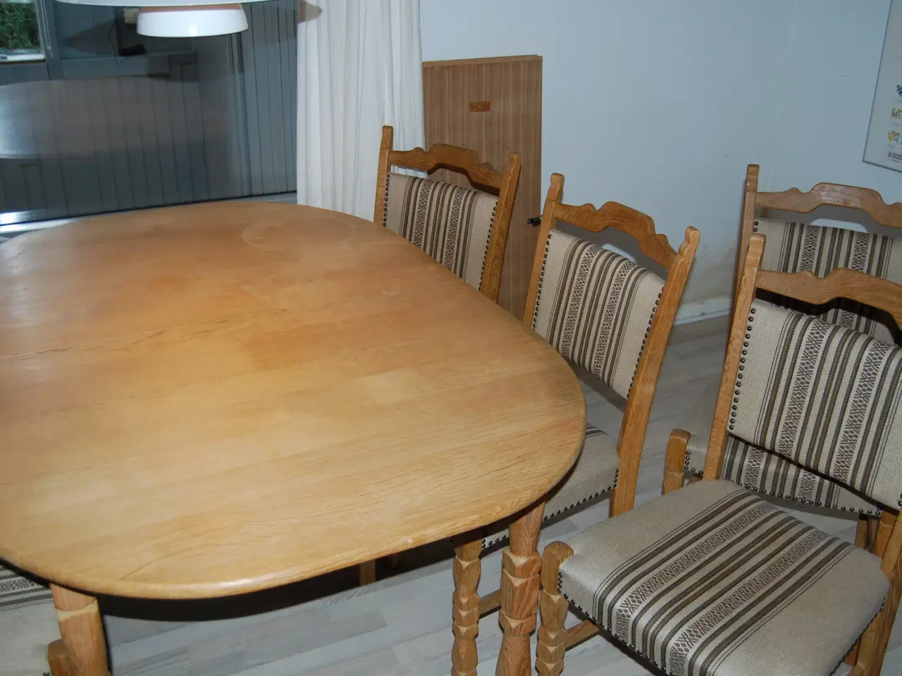 Billede 2 - Spisebord i eg med stole