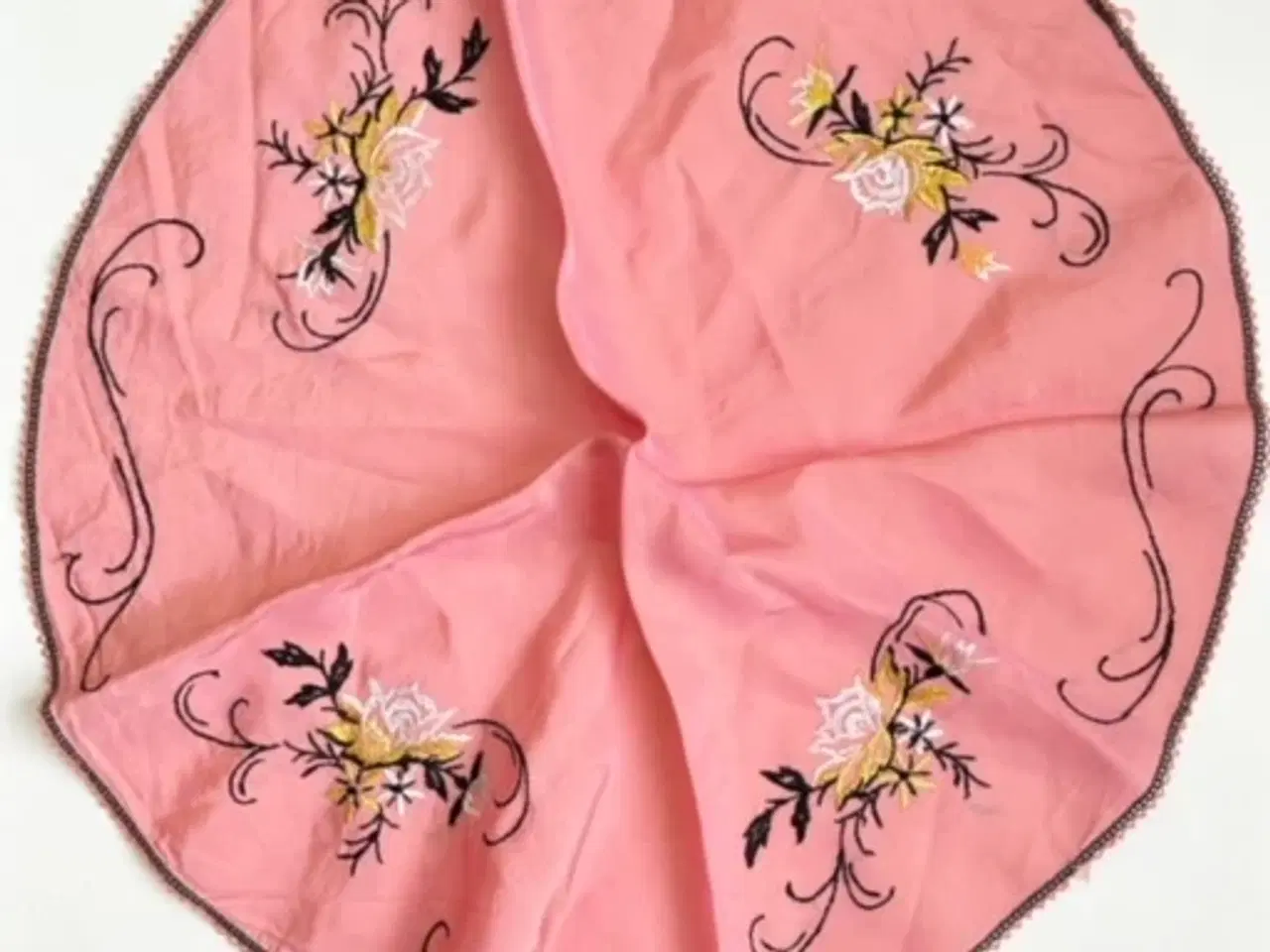 Billede 1 - Rund minidug, rosa m sort broderi