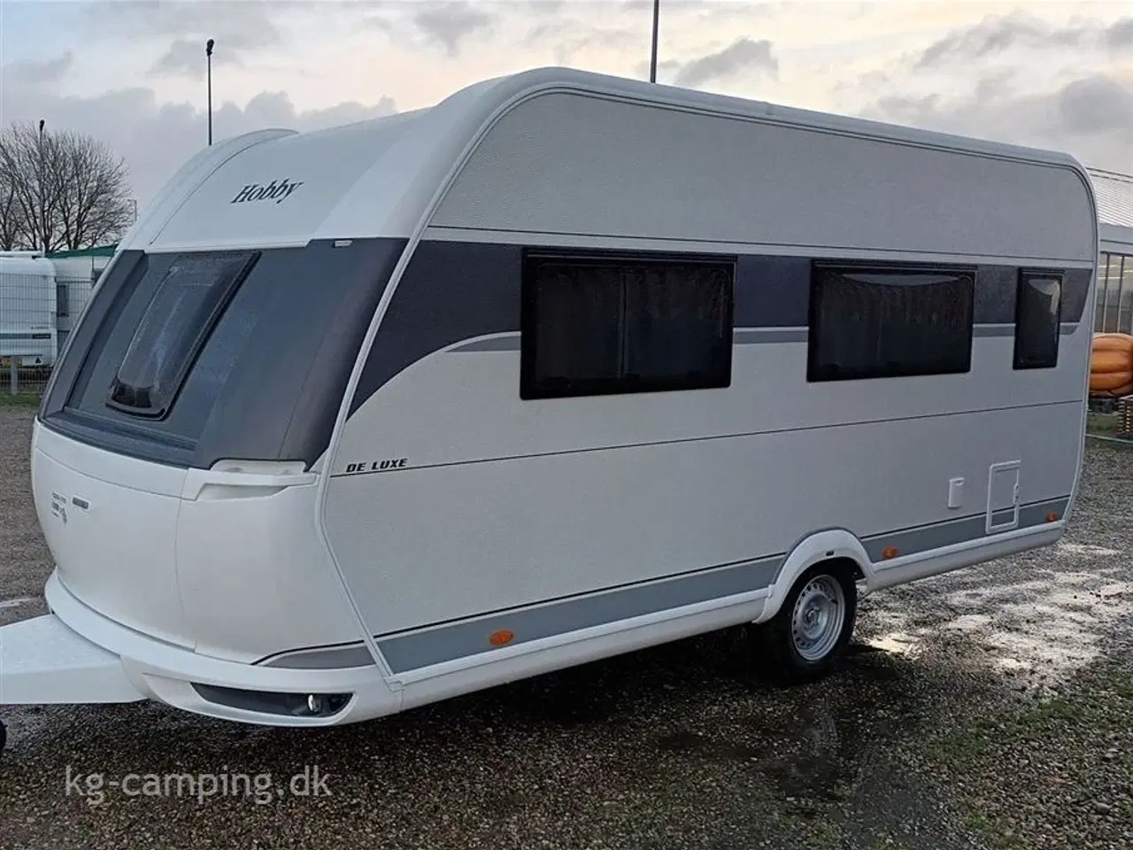 Billede 2 - 2025 - Hobby De Luxe 460 SFf   Populær rejsevogn med fritstående dobbeltseng. Kan opvejes til 1.500 KG.