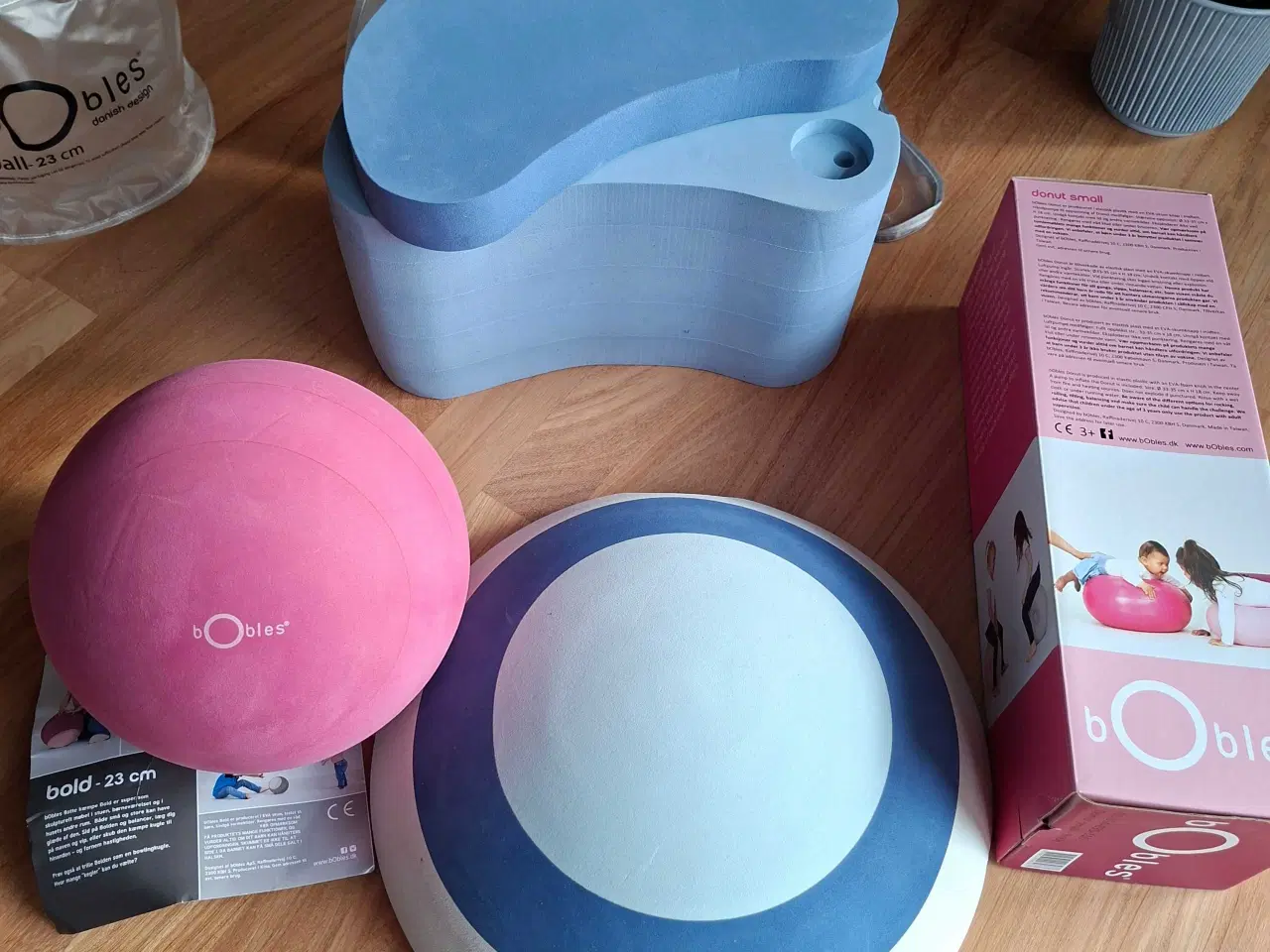 Billede 1 - Bobles, 1 bold 23cm, dounat lille, and I 2 dele og