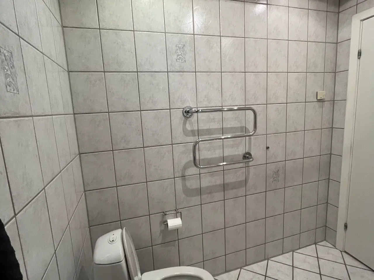 Billede 2 - Badeværelsesmøbel med vask+ toilet