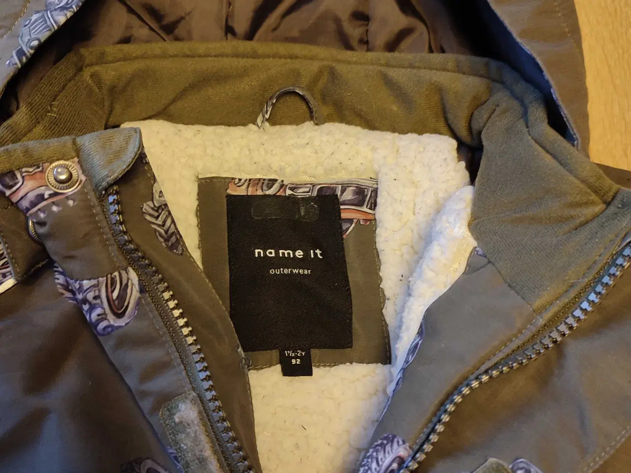 Billede 2 - Vinterjakke med Monster Trucks