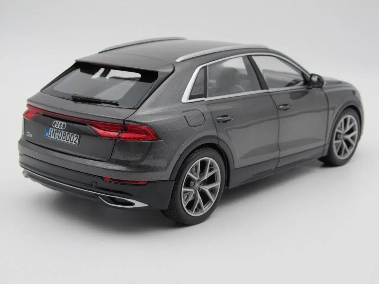 Billede 3 - 2018 Audi Q8 1:18  AUDI dealer Edition 
