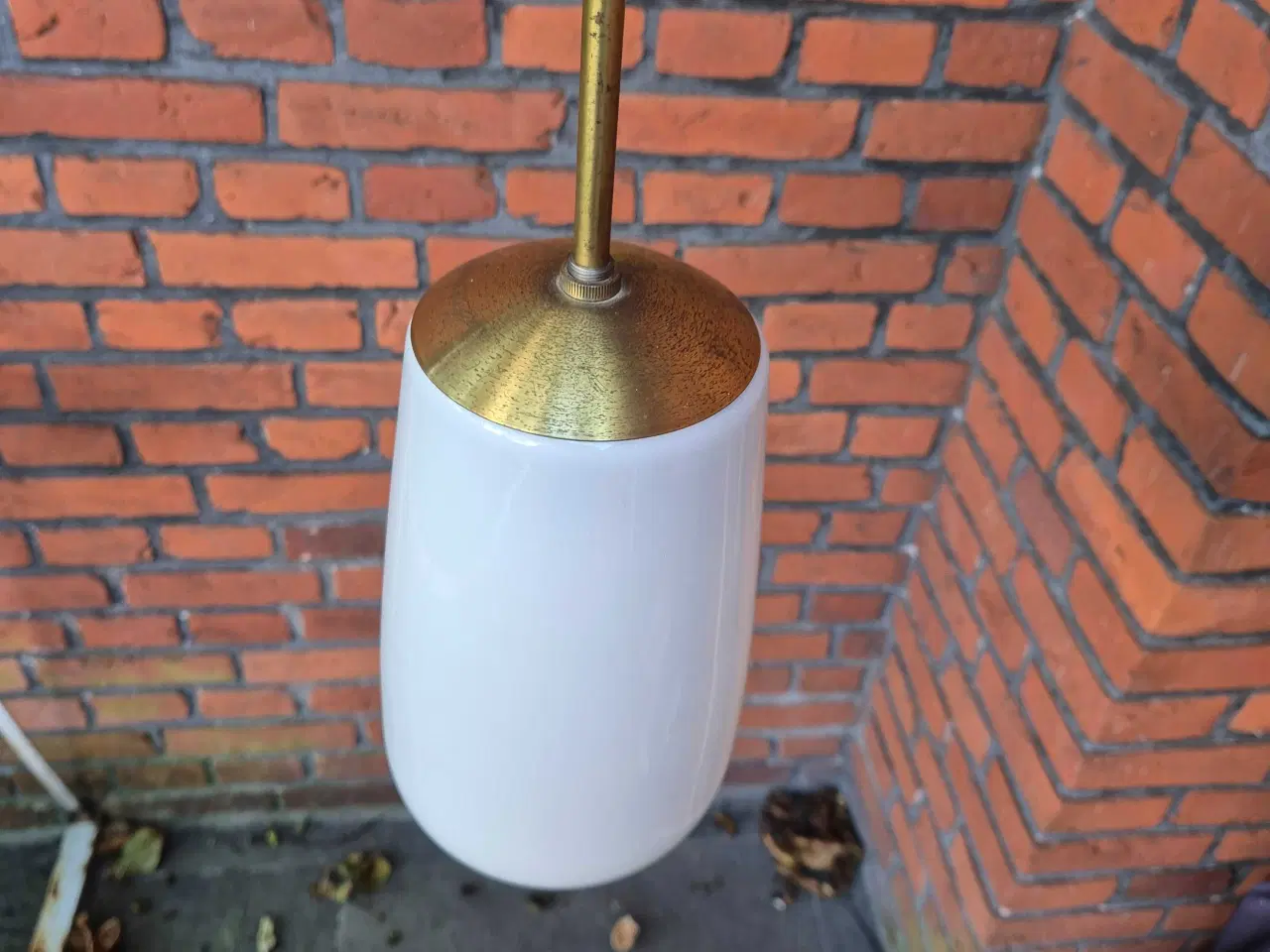 Billede 2 - Elegant retrolampel i opalglas med messingtop