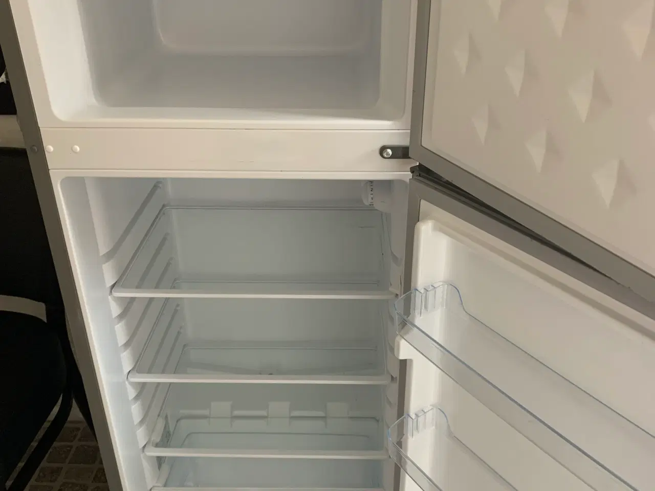 Billede 2 - Næsten ubrugt køleskab