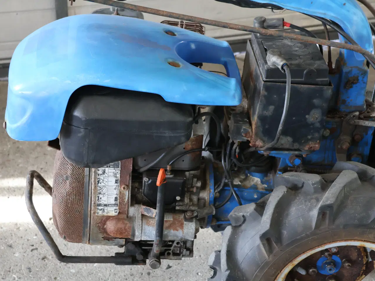 Billede 9 -  2 Hjulet traktor/redskabsbærer m/kost og el-start