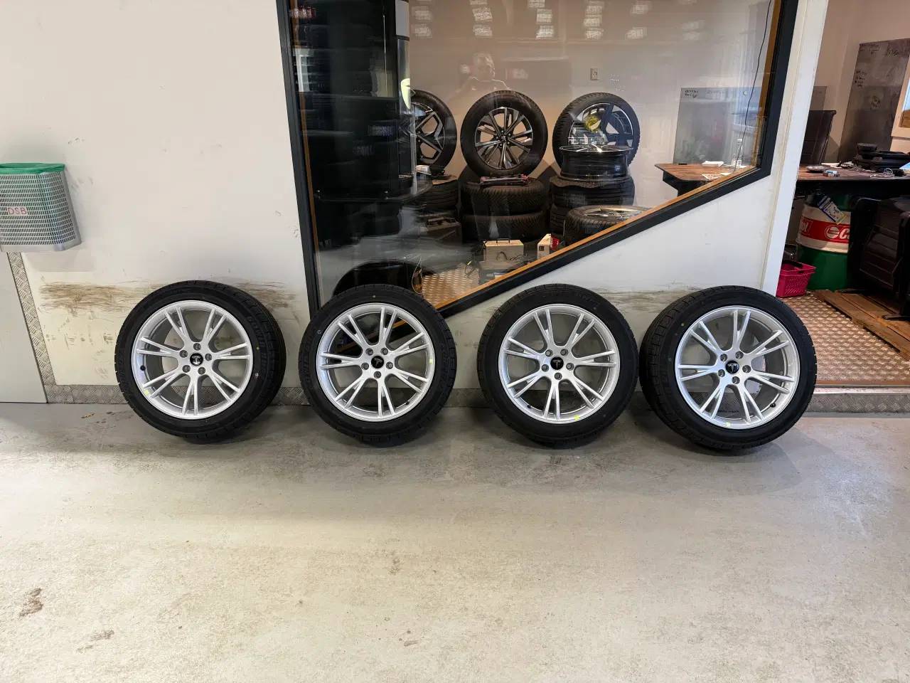 Billede 1 - Nye originale 19” Tesla y fælge med nye vinterdæk 