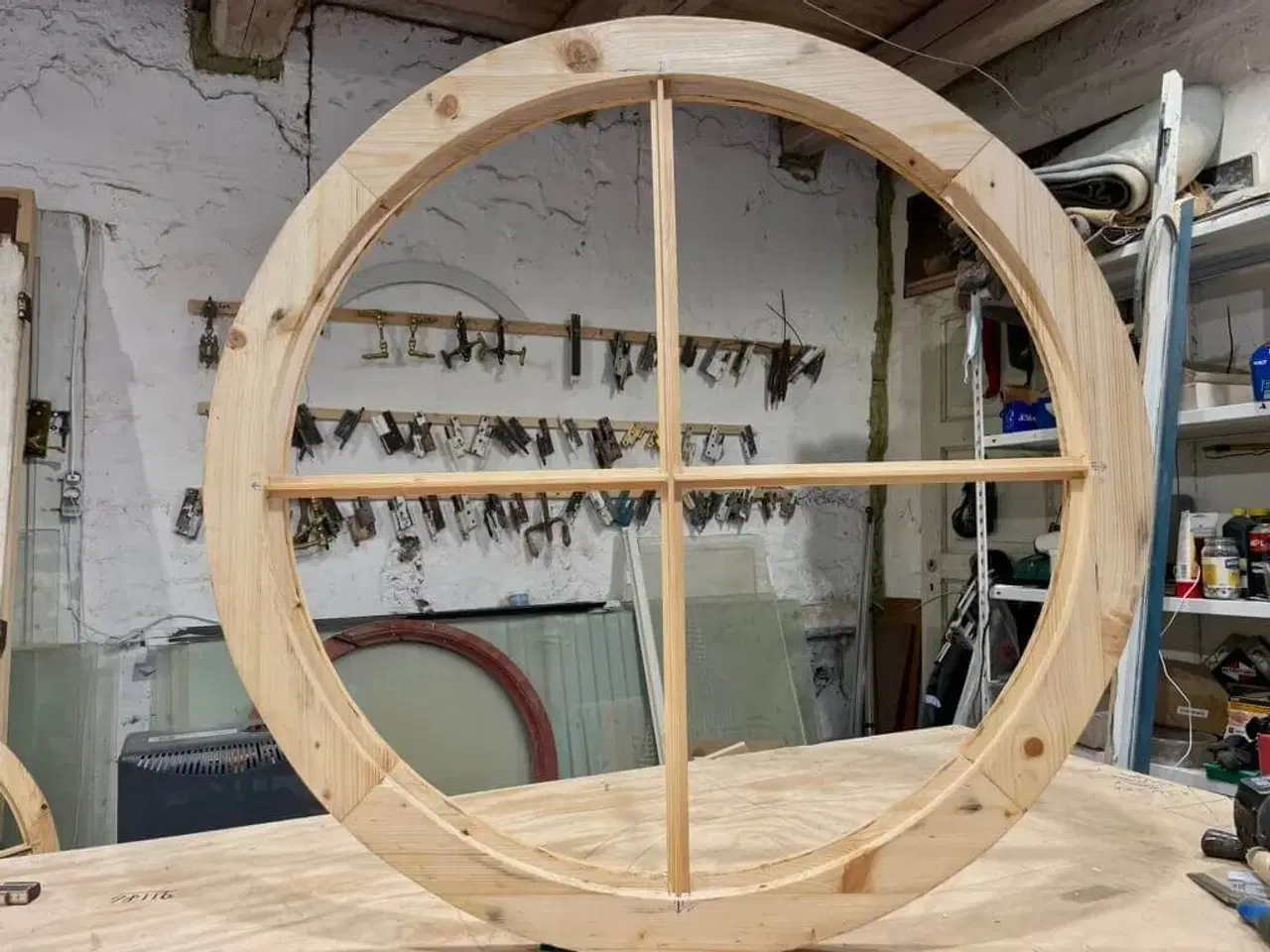 Billede 1 - Nylavet, større rundt vindue m. fire rudefelter