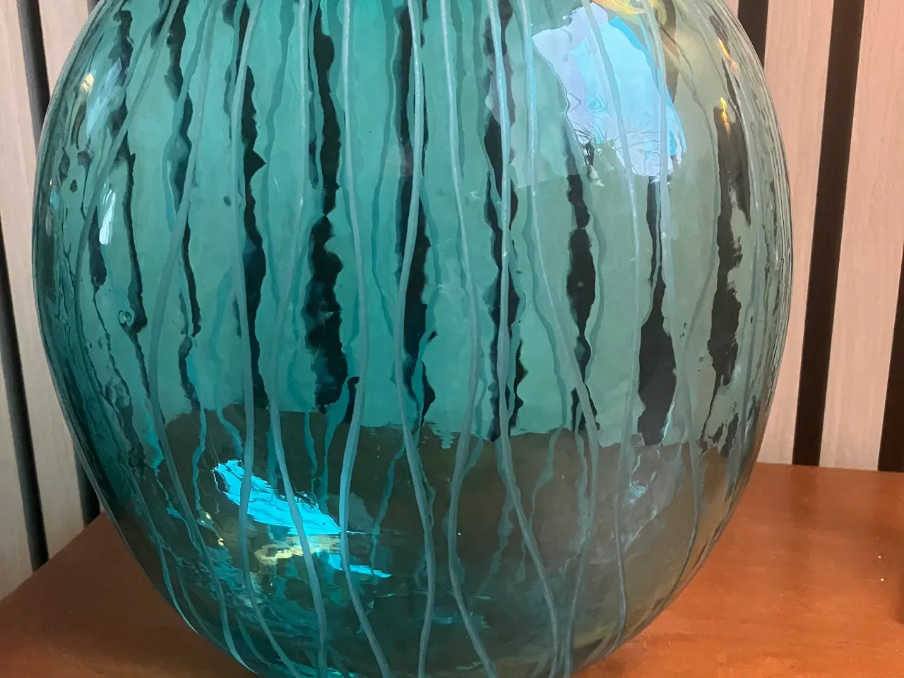 Billede 2 - Smuk turkise glasvase  med hvide striber.