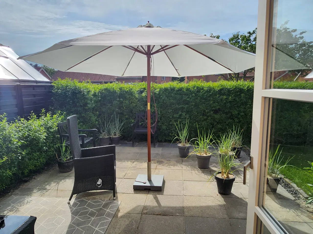 Billede 3 - Stor parasol i træ med fod 