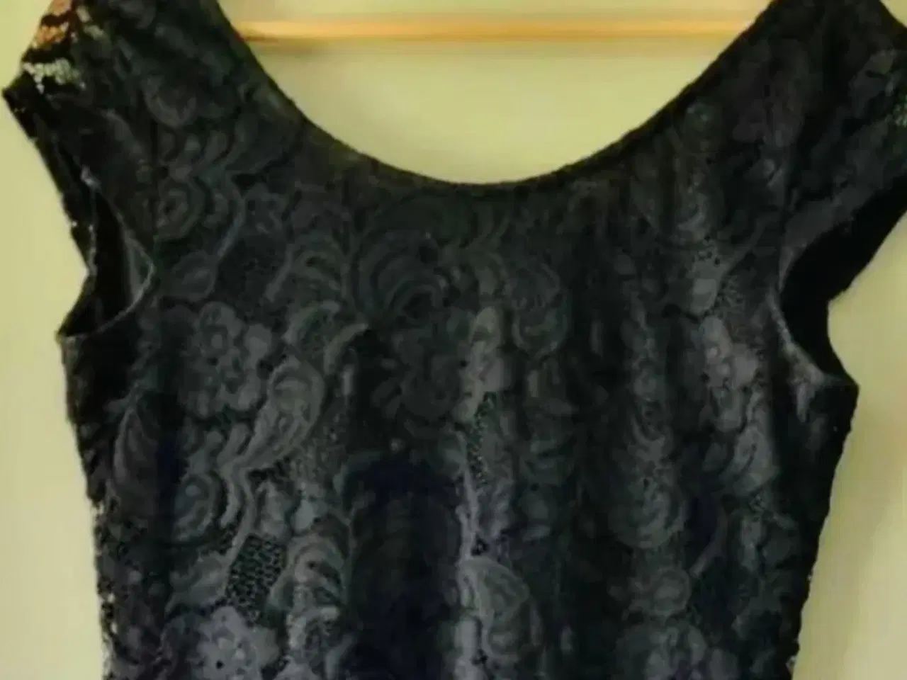 Billede 4 - Smuk sort blondekjole str M/38 fra Hennes og Mauri