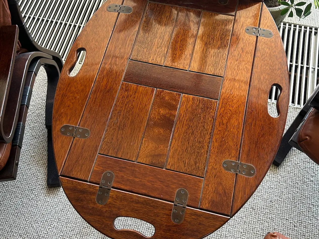 Billede 7 - To læderlænestole, en fodskammel og et træbord