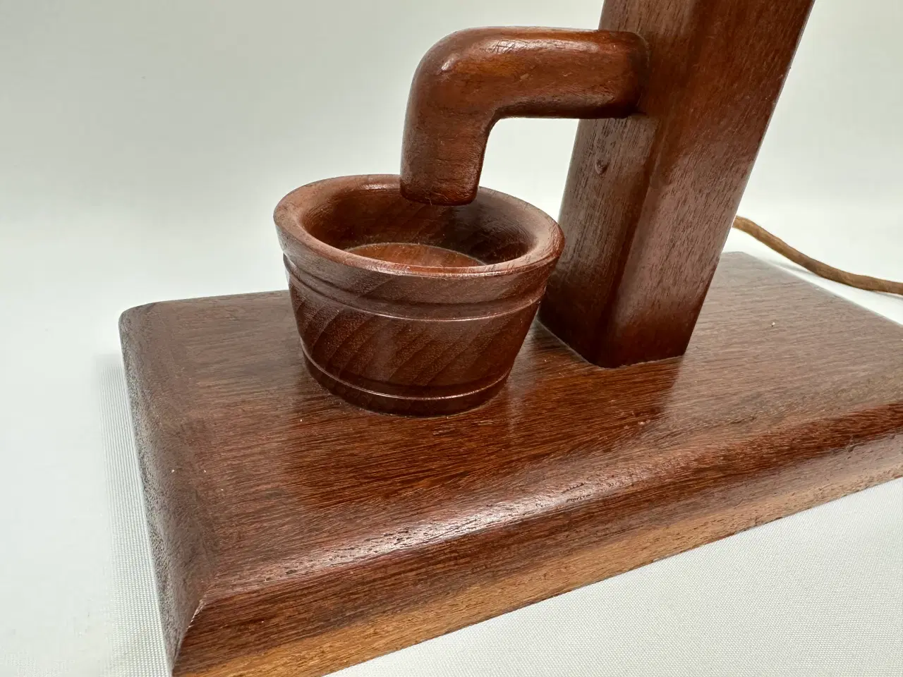 Billede 4 - Retro bordlampe i teak designet som brønd