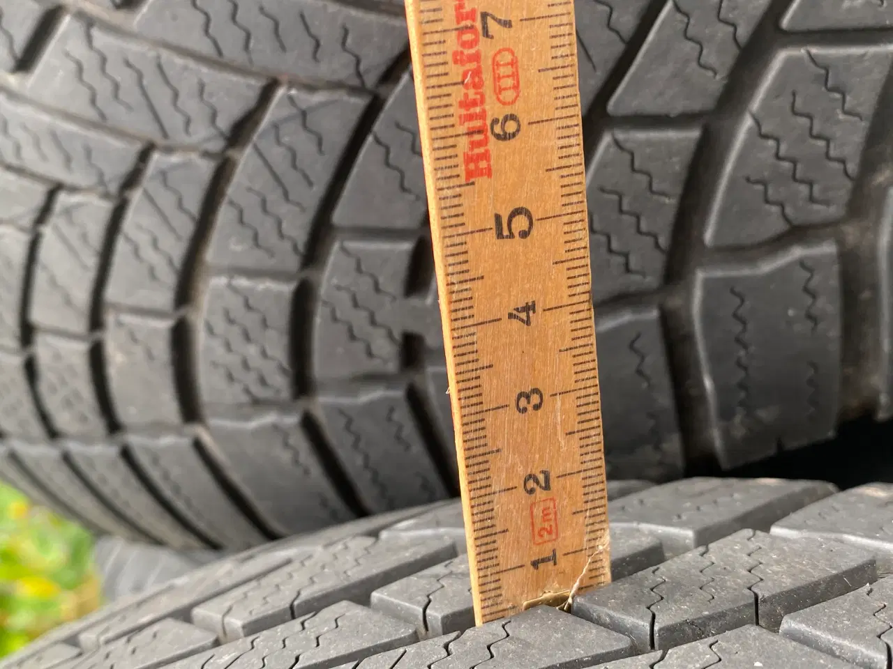 Billede 2 - 4 stk. velholdte alufælge med vinterdæk og kapsler