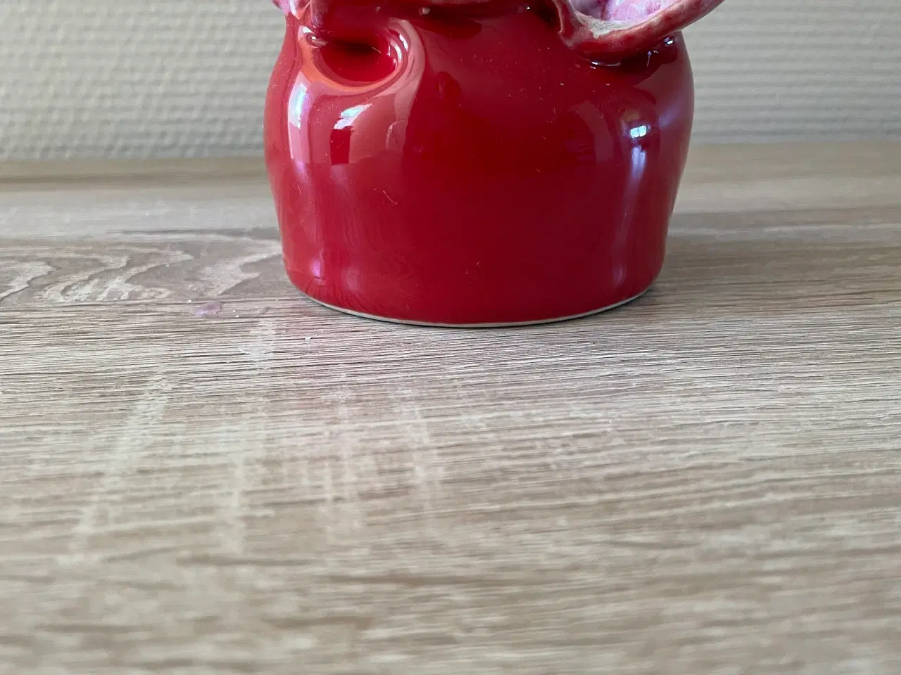 Billede 3 - Lille fin håndlavet krukke, rød med hvidt tvist
