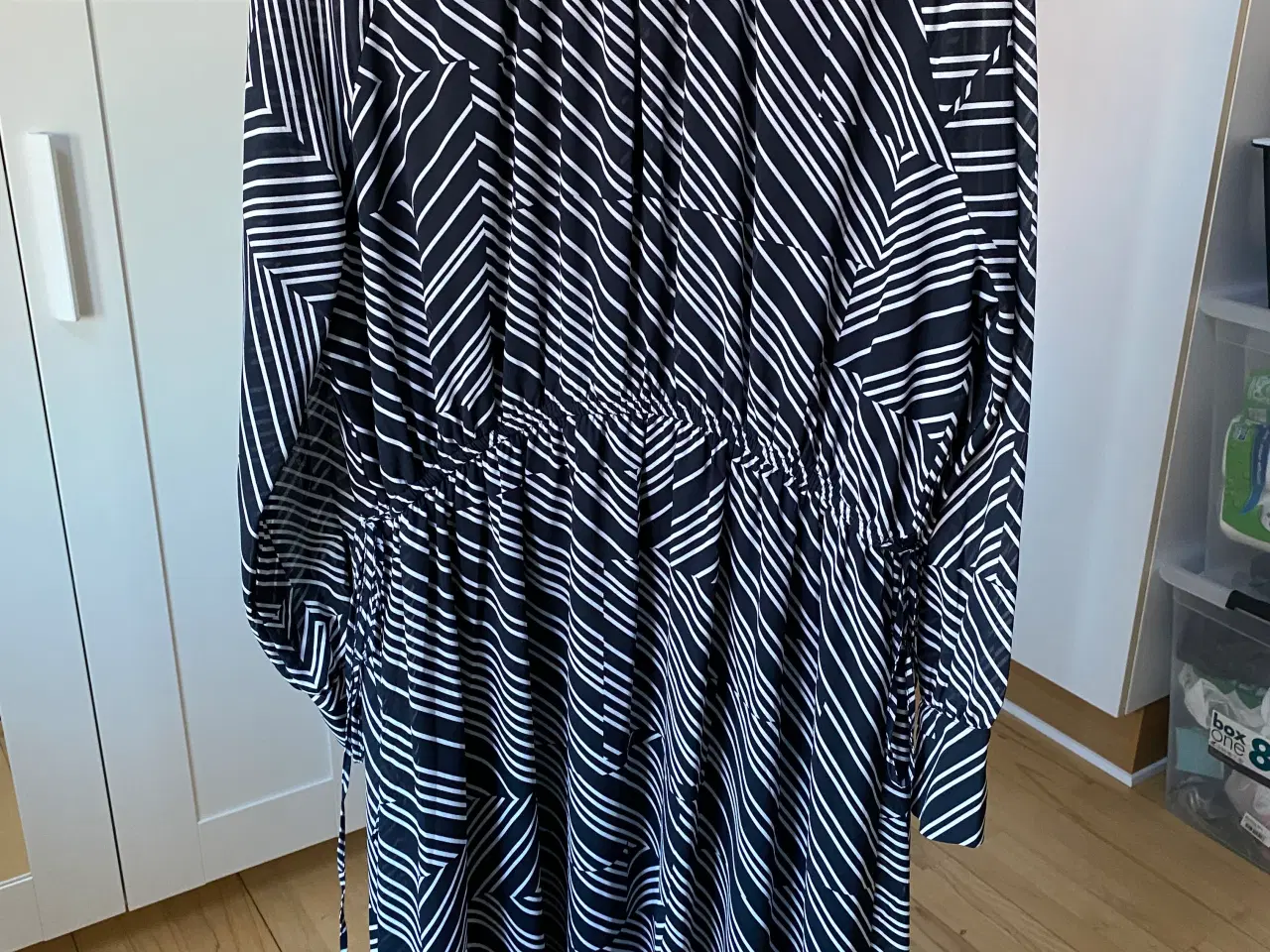 Billede 2 - Blå/hvid midi kjole