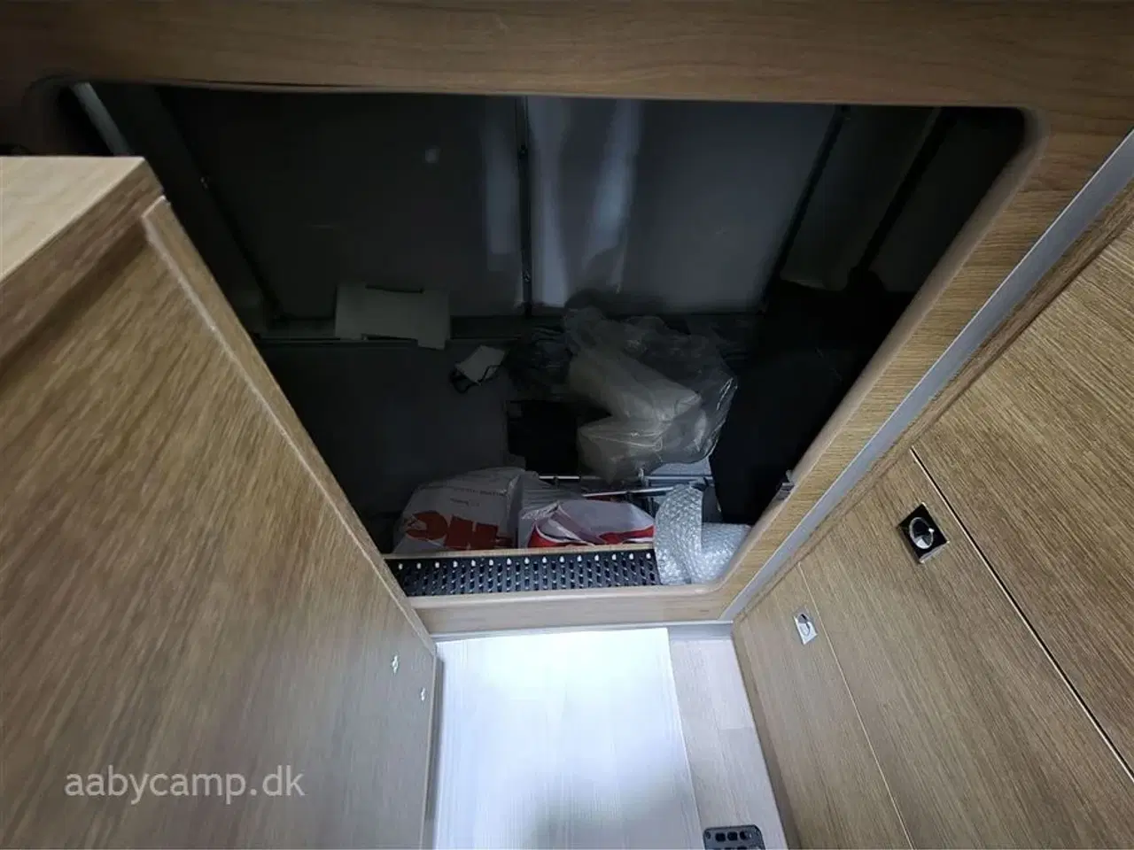 Billede 24 - 2024 - Benimar Amphitryon 967 Northautokapp   Nk.Pakke. Automatgear. solceller. 200Ah Lithium. 2000W inverter. luftundervogn på bagaksel. Hydrauliske støtteben. Alarm. Gasbageovn. Elektrisk tømning af frisk/spildevand. 3m vandfilter. tv samt internet antenne. Kan vejes op til 4400 kg.