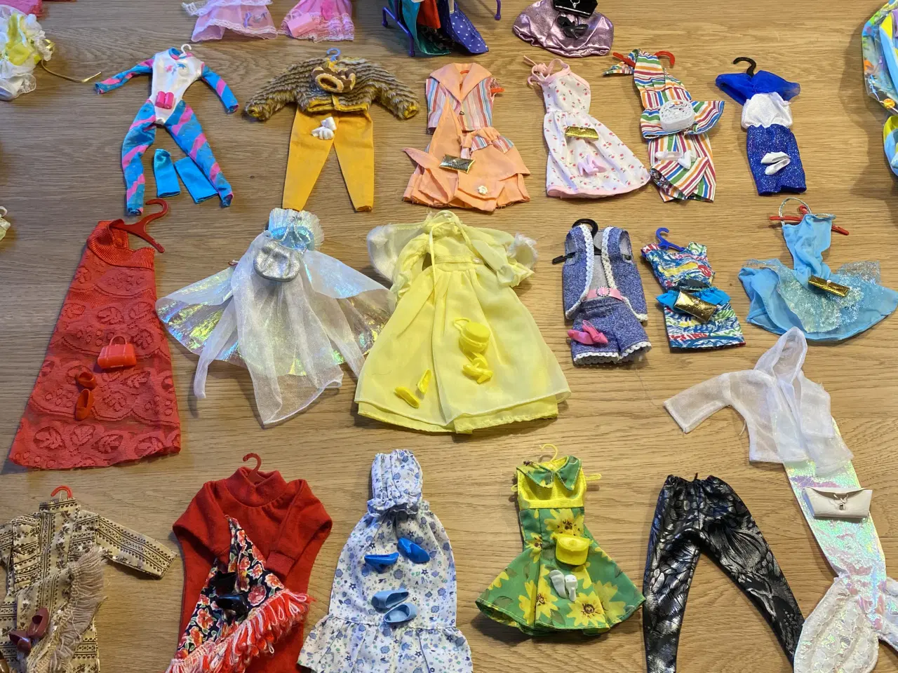 Billede 3 - Barbie dukker med tøj