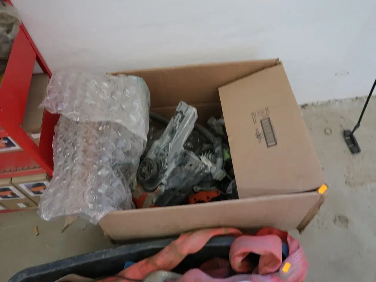 Billede 3 - Kasse med løftestroppe, samt div. Reservedele til værktøj m.m.