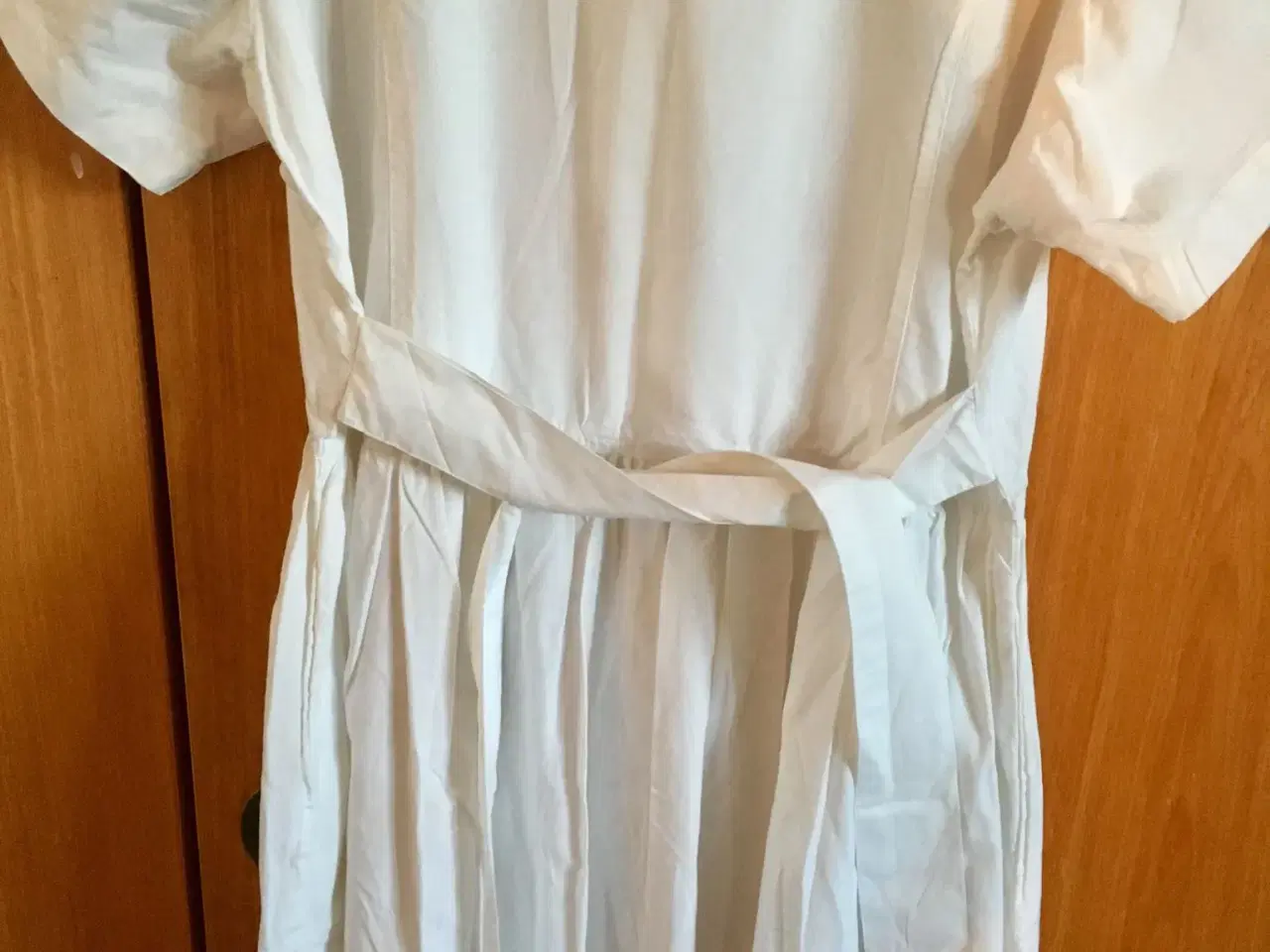 Billede 6 - Broderet hvid kjole til salg