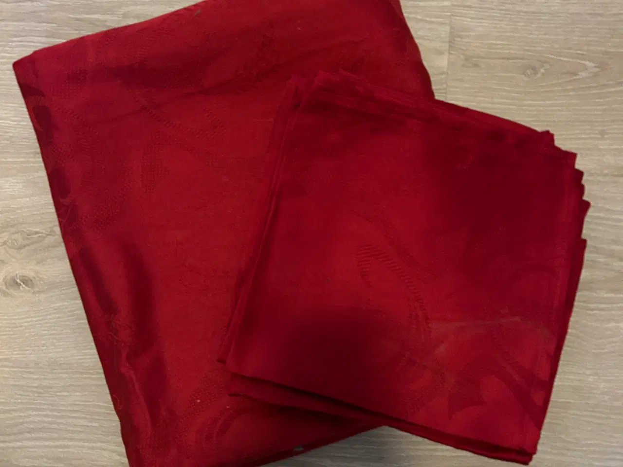 Billede 1 - Rød duge med servietter til