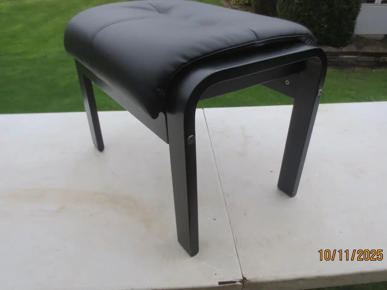 Billede 3 - 1 stk Fodskammel med sort læder 