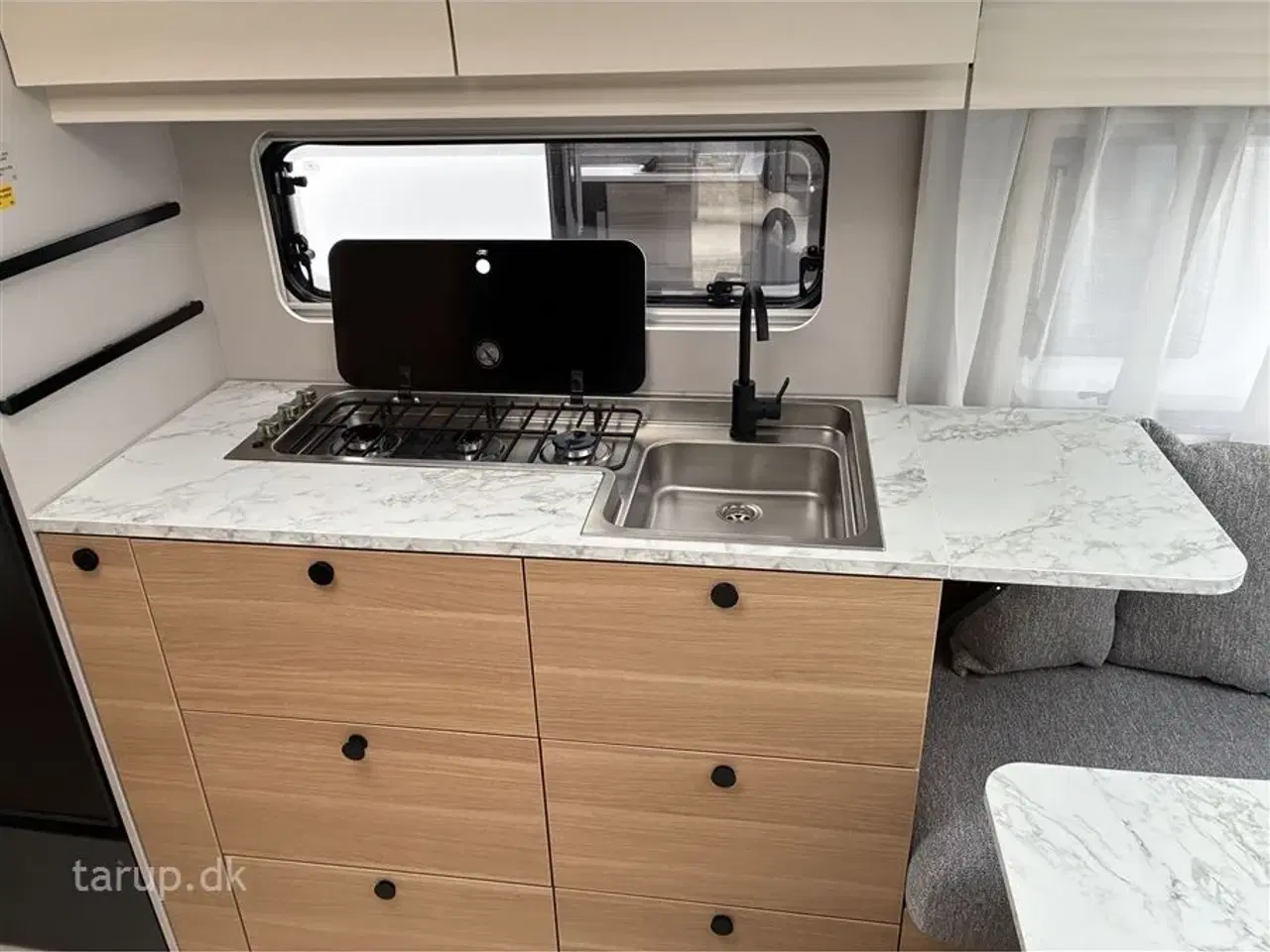 Billede 15 - 2026 - Adria Adora 522 UP   Dobbeltsengsvogn, rundsiddegruppe, el-gulv-varme, stort 142L KOMPRESSOR køleskab, TV-holder, stabilisator, Adria Smartbox, glasfibertag