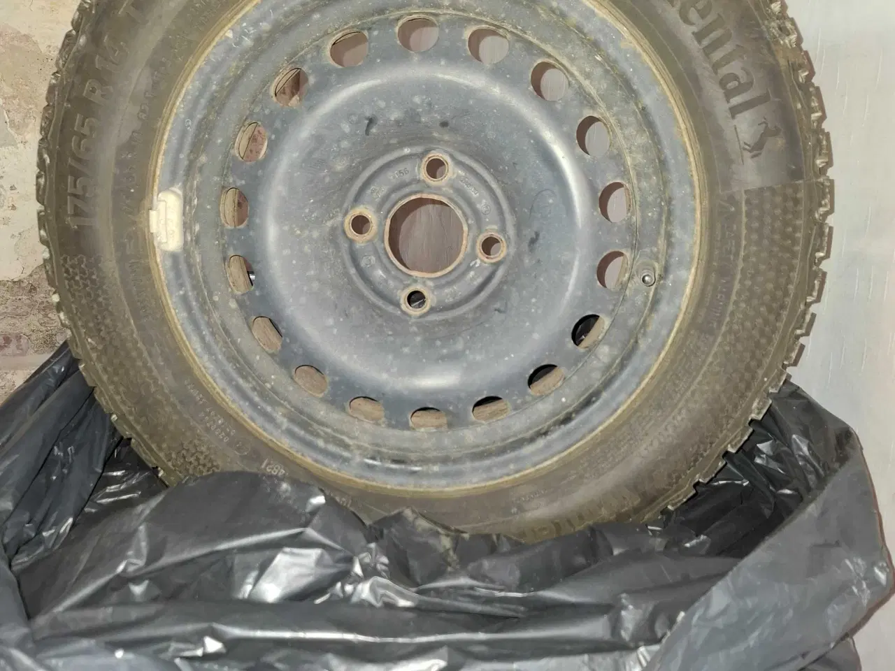 Billede 1 - Næsten nye vinterdæk