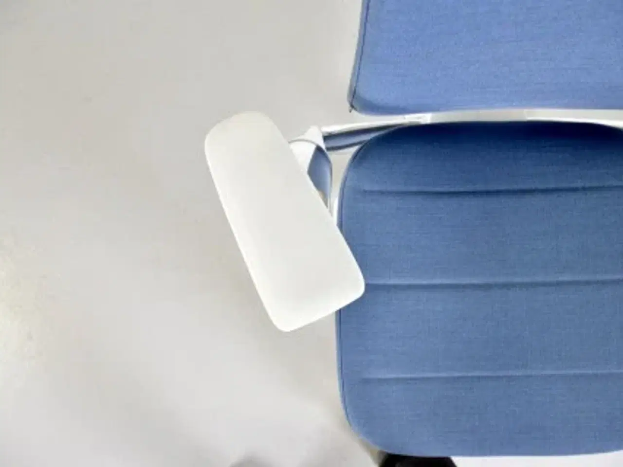 Billede 8 - Kinnarps capella white edition kontorstol med blåt polster og armlæn