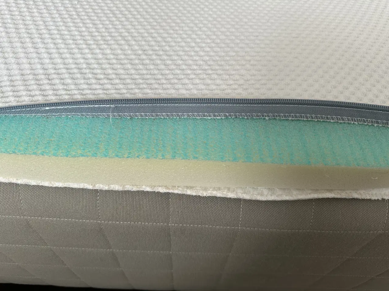 Billede 3 - Næsten ny boxmadras med topmadras og ben