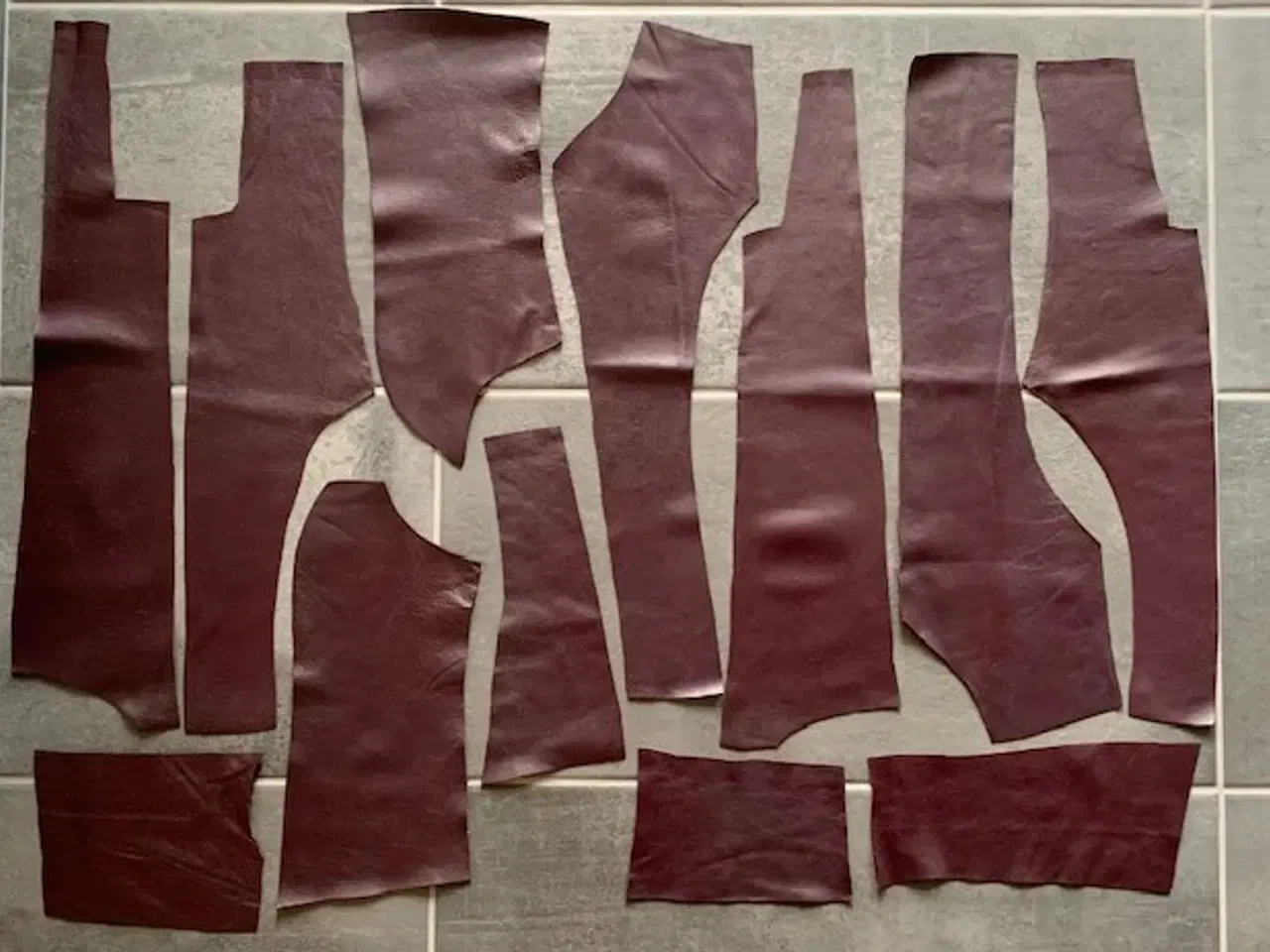 Billede 1 - Skind rester bordeaux i tynd kvalitet