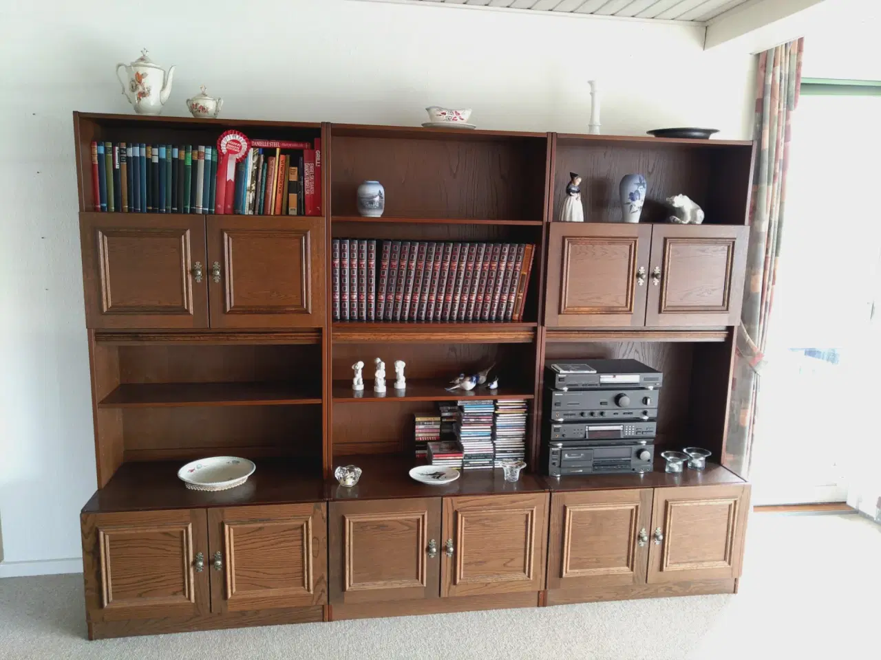 Billede 1 - Reol vægskab brun træ med hylder og skabe