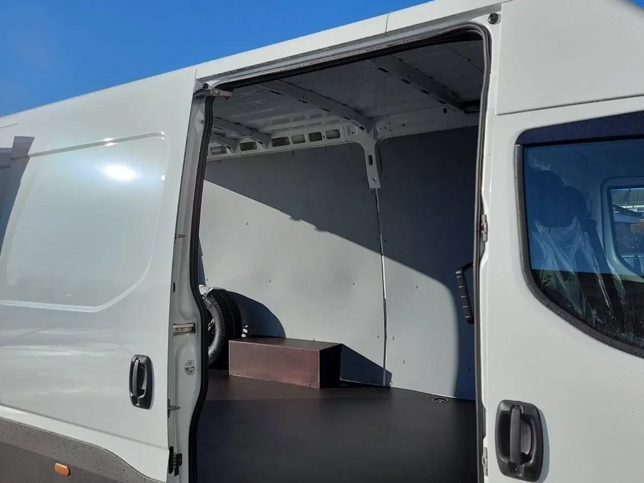 Billede 10 - Iveco Daily 3,0 35S21 12m³ Van AG8