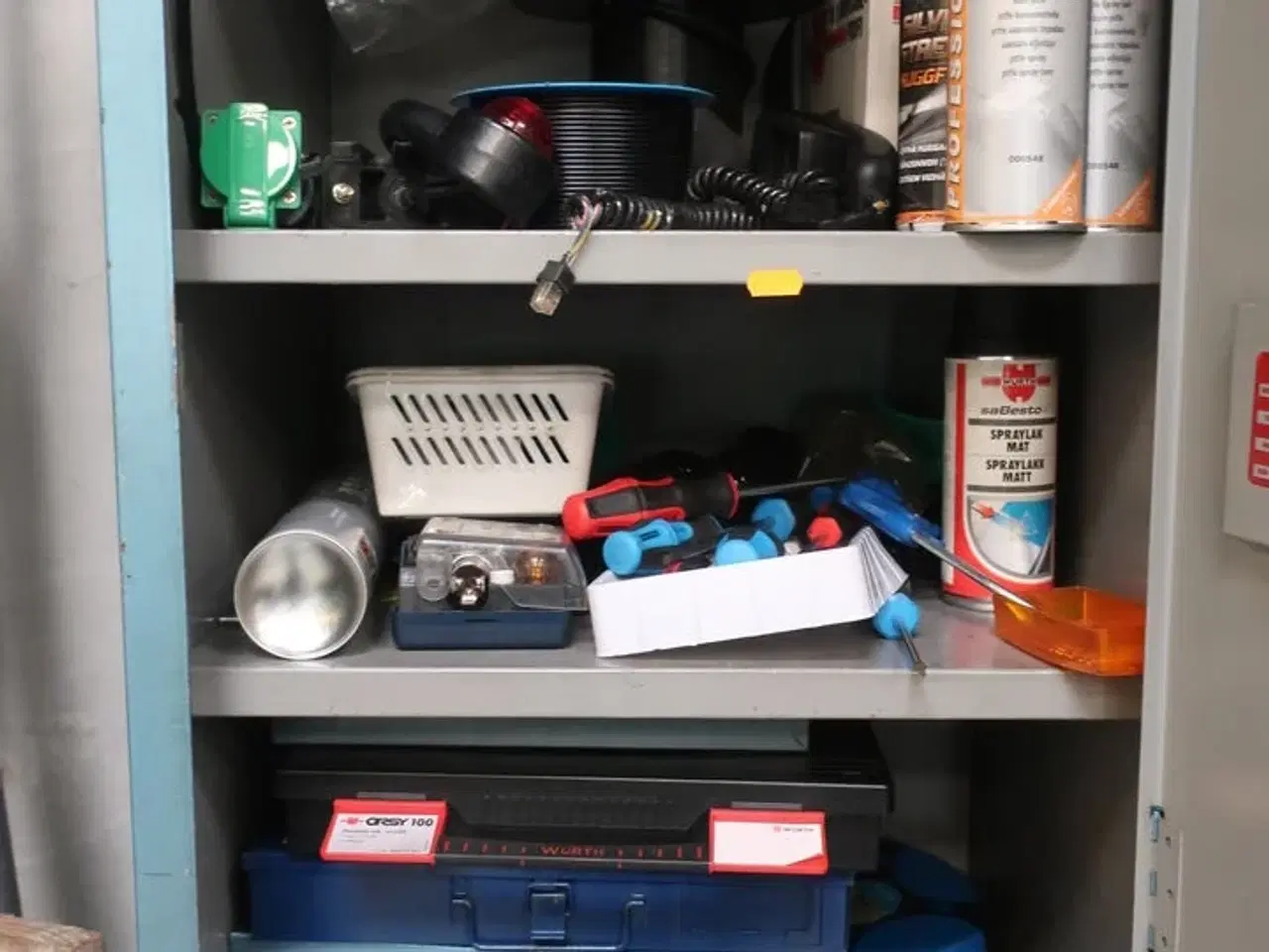 Billede 2 - "Tøm skabet" - Indhold i 2 skabe (øvre & nedre)