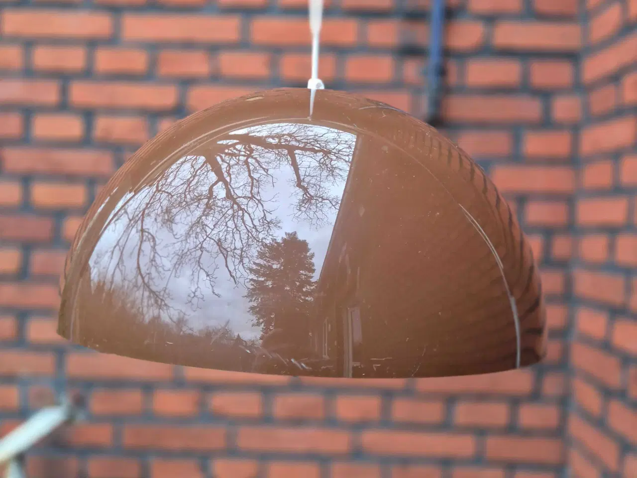 Billede 1 - Lækker chokoladebrun retrolampe i plast