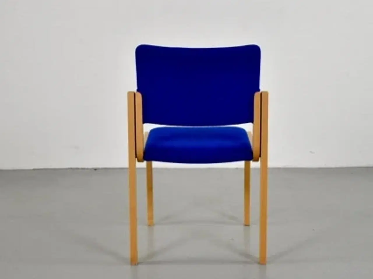 Billede 3 - Farstrup konference-/mødestol i bøg, med blå polstret sæde og ryg