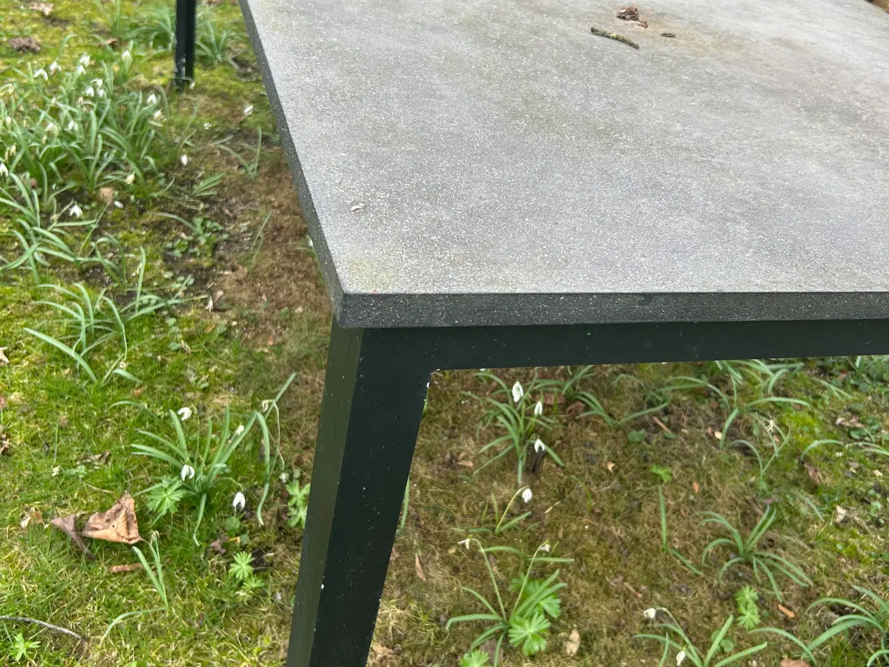 Billede 2 - Havebord med betonlook